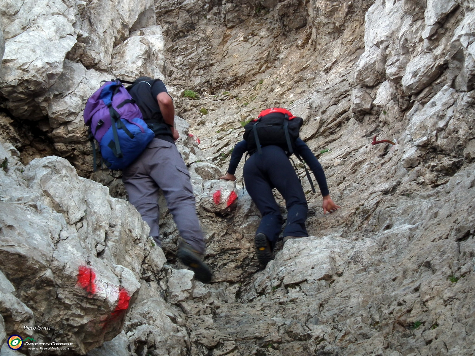 34 con le mani ci si affida agli appigli sulle rocce....jpg